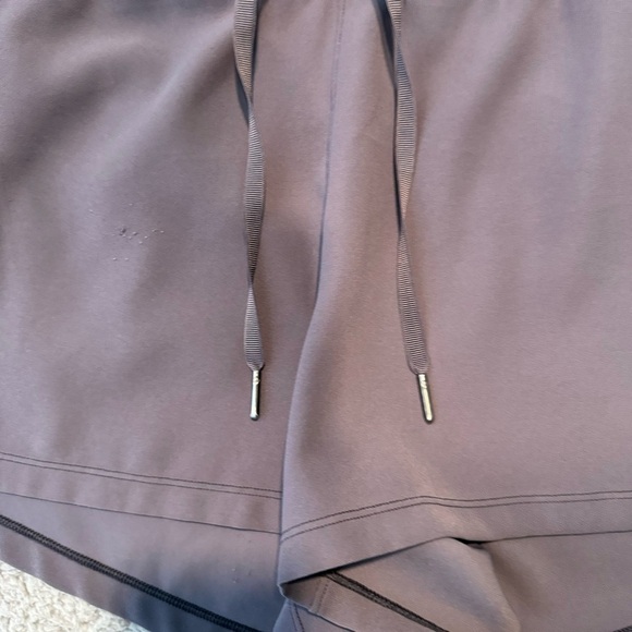 Lululemon On The Fly Short Woven 2.5" Black  Womens 8 Activewear - Picture 5 of 8